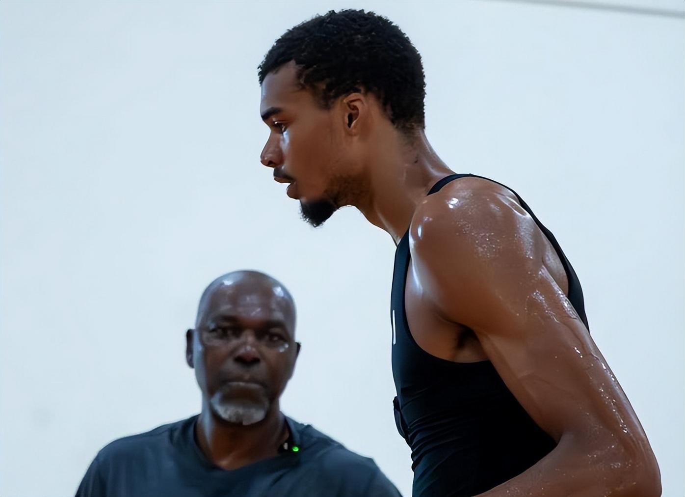 开云智能体验-254盖帽+176盖帽！联盟第1！文班亚马疯狂增肌，他要抢DPOY