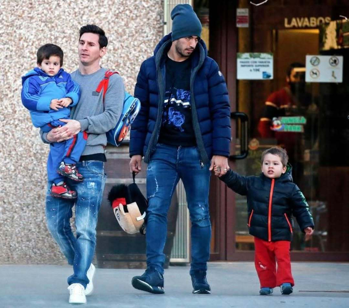 开云数字工具-巴萨球员Leo与Thiagui、Luis与Benja亮相|巴塞罗那|莱昂内尔·梅西|梅西_新浪体育_新浪新闻