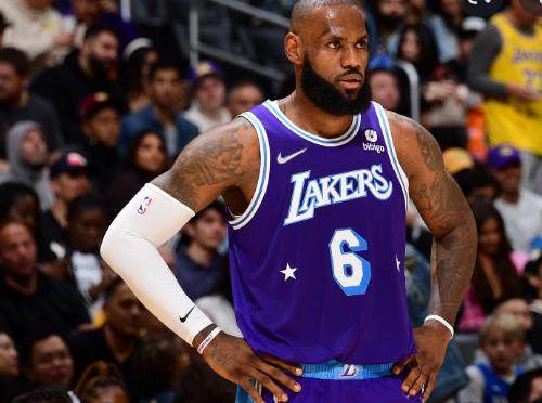 开云智能体验-詹姆斯与湖人不急续约 联盟已有多支球队致电问价