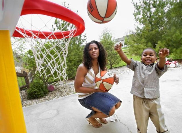 开云APP下载-艾维三代人情牵底特律：联手坎宁安成活塞希望