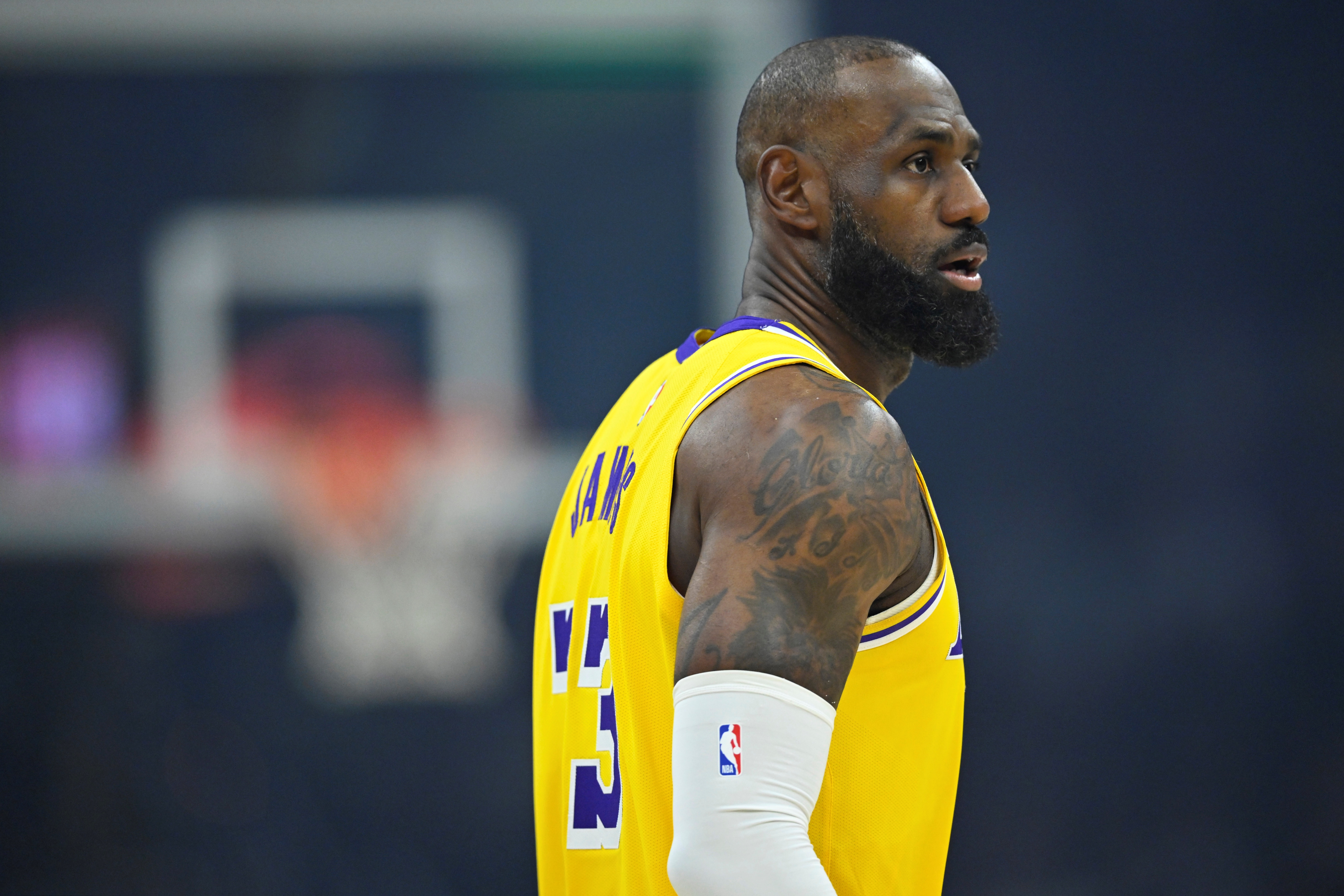 开云官网APP-詹姆斯今日8次失误！追平了本赛季个人单场最高失误数！