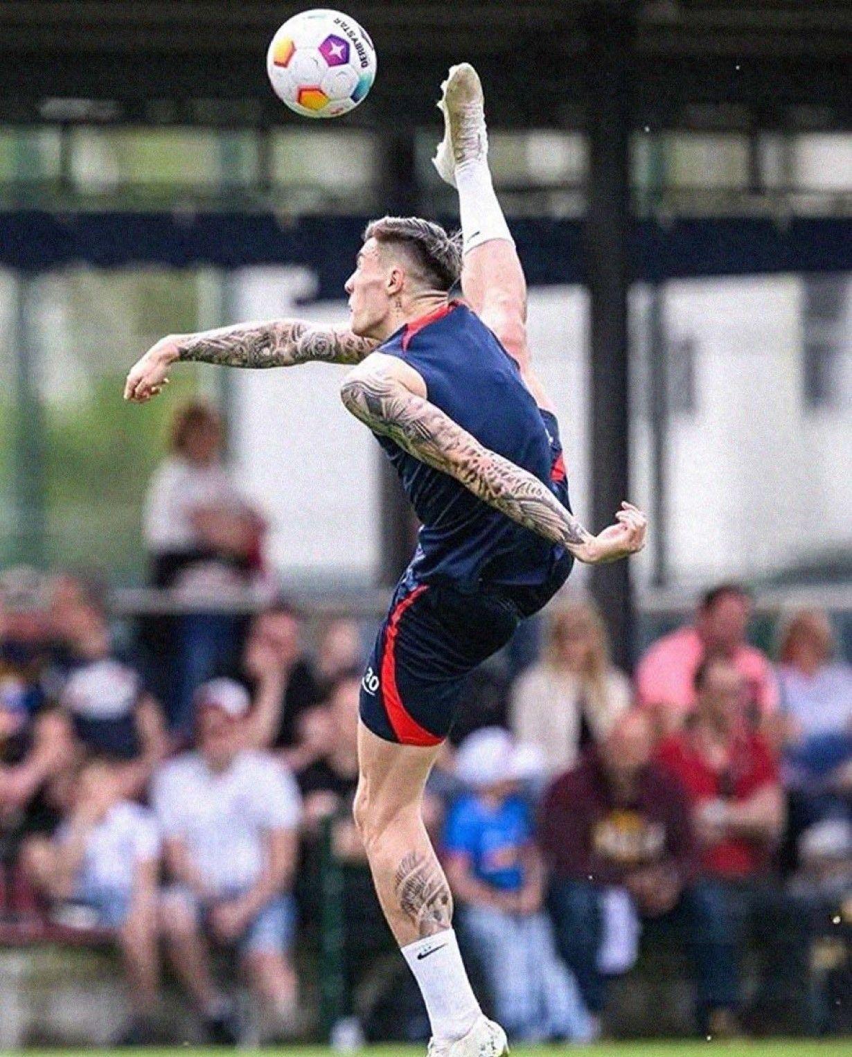 曼联前锋再现伊布式超难空中停球，但因6场未进球遭球迷嘲讽