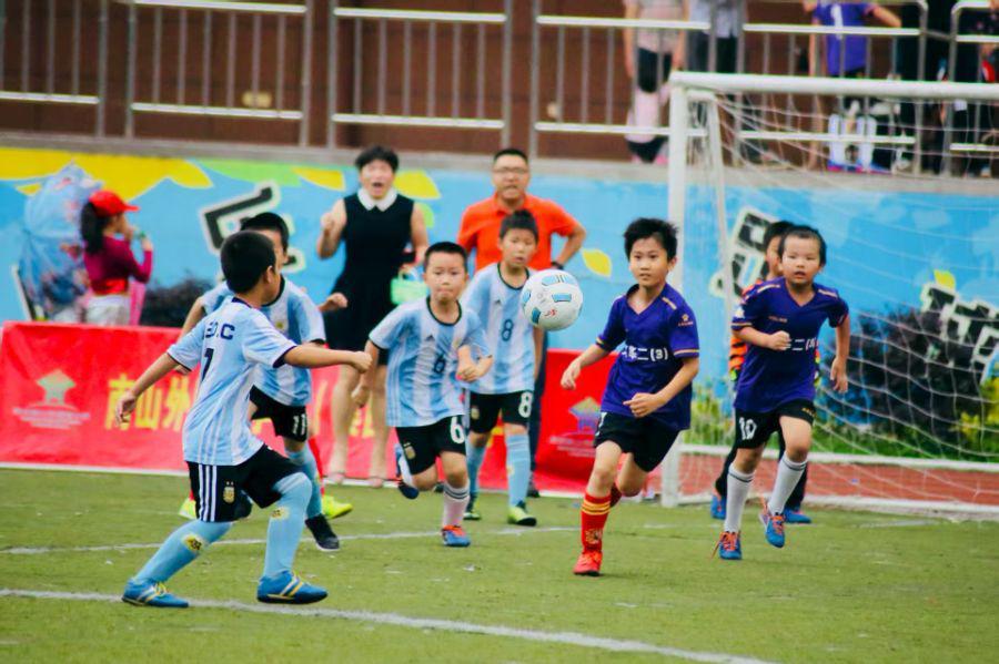 绿茵场撬动“双城记”