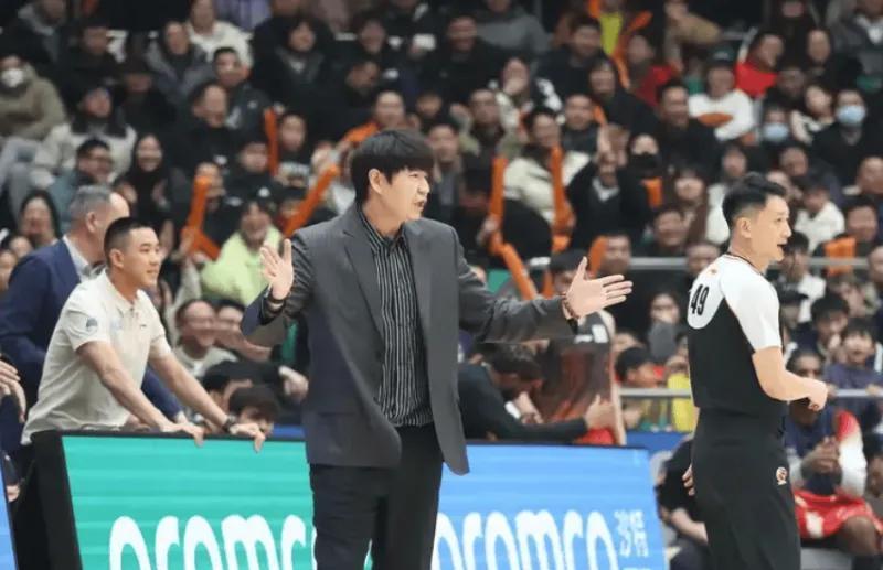 开云智能体验-淘汰浙江邱彪场边采访！强调国内球员敢于承担，赞陈林坚地位提升